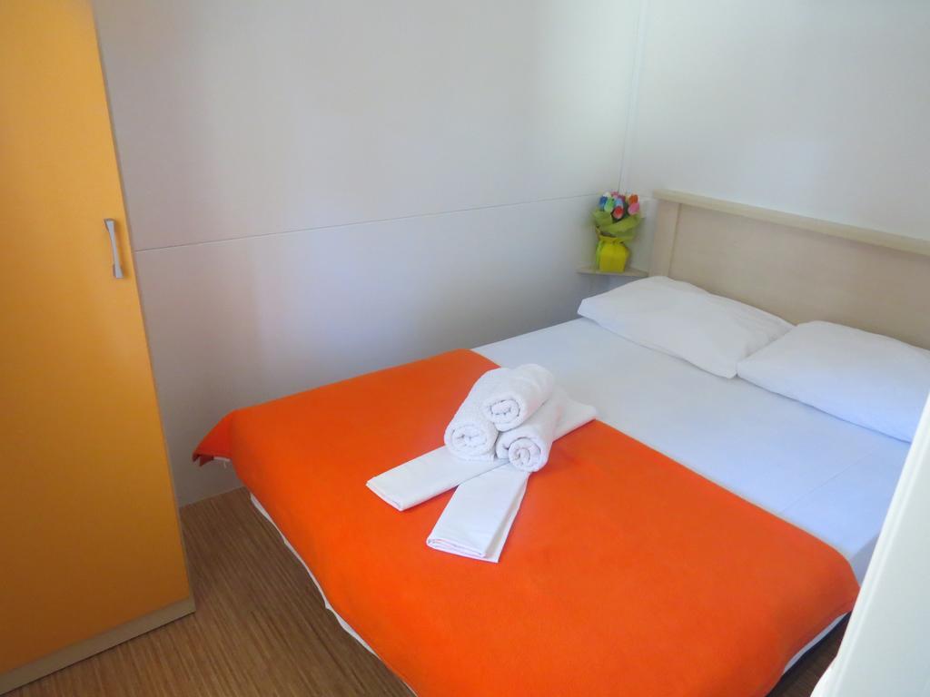 Camping Mia Bungalow&Mobile Home Biograd Na Moru Ruang foto